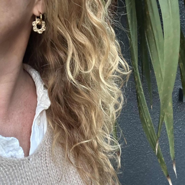 boucles d'oreilles créoles de créateur, pendentif fleur en résine et créoles acier inox doré ou argenté, portées, atelier proche de Bordeaux boucles d'oreilles créoles de créateur, pendentif fleur en résine et créoles acier inox doré ou argenté, portées, atelier proche de Bordeaux