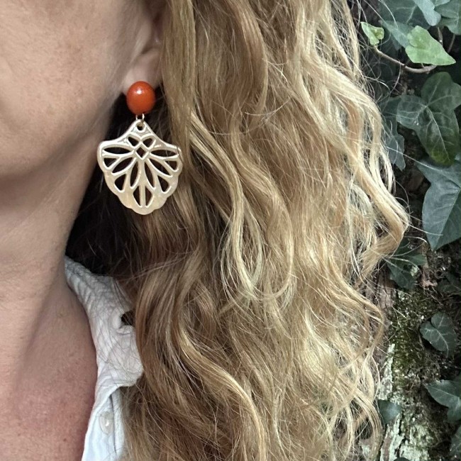 boucles d'oreilles de créateur, pendentif volute résine ajouré clou d'oreille acier inox rond résine, portées, atelier proche de Bordeaux boucles d'oreilles de créateur, pendentif volute résine ajouré clou d'oreille acier inox rond résine, portées, atelier proche de Bordeaux