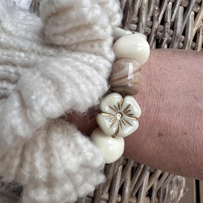 bracelet élastique de créateur, grosses perles acrylique de couleur tubes et fleurs, crème, porté, atelier proche de Bordeaux bracelet élastique de créateur, grosses perles acrylique de couleur tubes et fleurs, crème, porté, atelier proche de Bordeaux