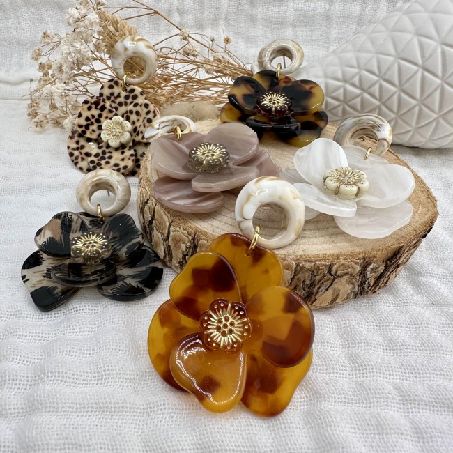 boucles d'oreilles de créateur, pendentif résine jolie fleur en relief en résine clou d'oreille rond assorti acier inox, 6 coloris au choix, atelier proche de Bordeaux boucles d'oreilles de créateur, pendentif résine jolie fleur en relief en résine clou d'oreille rond assorti acier inox, 6 coloris au choix, atelier proche de Bordeaux