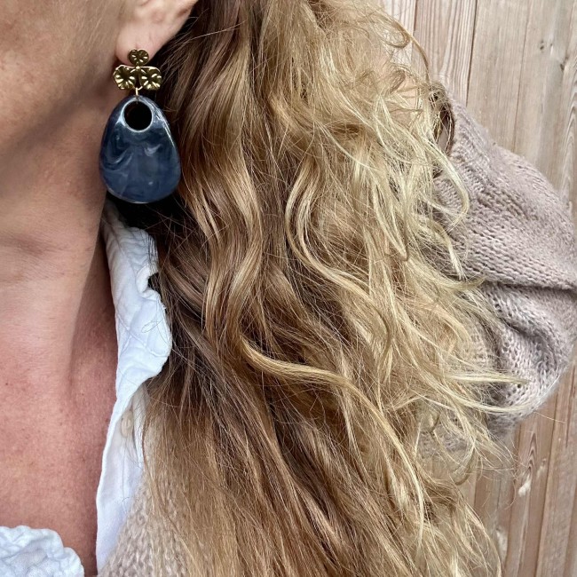 boucles d'oreilles de créateur, pendentif goutte marbrée en résine et clou d'oreille fleur acier inox doré, portées, atelier proche de Bordeaux boucles d'oreilles de créateur, pendentif goutte marbrée en résine et clou d'oreille fleur acier inox doré, portées, atelier proche de Bordeaux