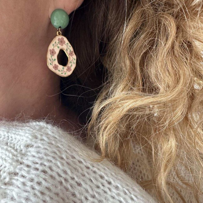 boucles d'oreilles de créateur, gouttes martelées en acier inox doré décorées de motifs floraux, clou d'oreille rond résine coloré assorti, portées, atelier proche de Bordeaux