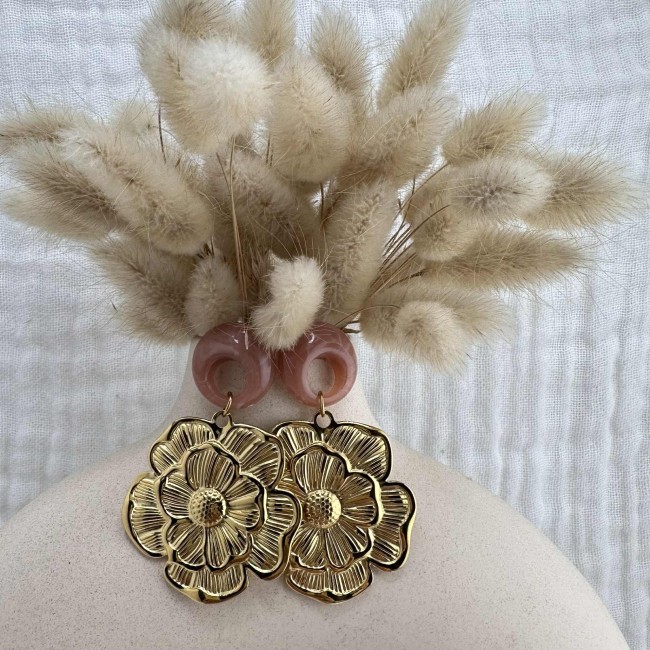 boucles d'oreilles de créateur, pendentif jolie fleur doré, monté sur un clou d'oreille ajouré beige rosé en résine, acier inox, atelier proche de Bordeaux boucles d'oreilles de créateur, pendentif jolie fleur doré, monté sur un clou d'oreille ajouré beige rosé en résine, acier inox, atelier proche de Bordeaux