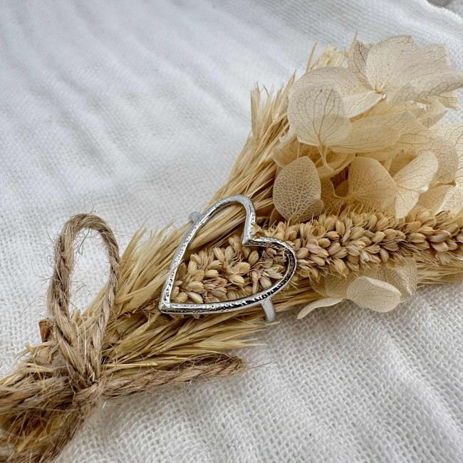 fine bague coeur acier inox doré ou argenté, ajourée et martelée, ajustable, portée, atelier proche de Bordeaux fine bague coeur acier inox doré ou argenté, ajourée et martelée, ajustable, portée, atelier proche de Bordeaux