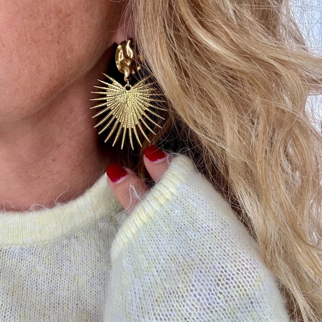 Boucles d’oreilles solaires dorées Amaïa portées à l’oreille – DEBA CREATION