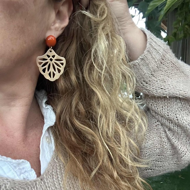 boucles d'oreilles de créateur, pendentif volute résine ajouré clou d'oreille acier inox rond résine, portées, atelier proche de Bordeaux boucles d'oreilles de créateur, pendentif volute résine ajouré clou d'oreille acier inox rond résine, portées, atelier proche de Bordeaux