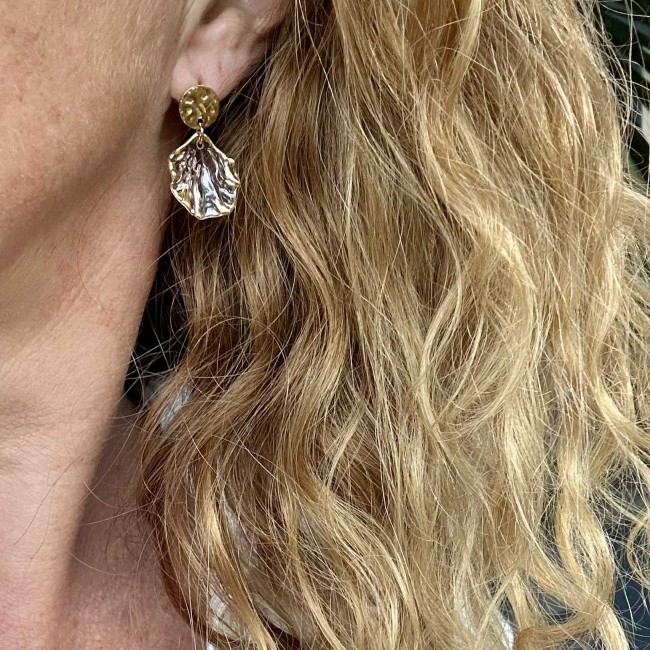 boucles d'oreilles de créateur, pendentif pétale fleur transparent et doré clou d'oreille rond acier inox doré, portées, atelier proche de Bordeaux boucles d'oreilles de créateur, pendentif pétale fleur transparent et doré clou d'oreille rond acier inox doré, portées, atelier proche de Bordeaux