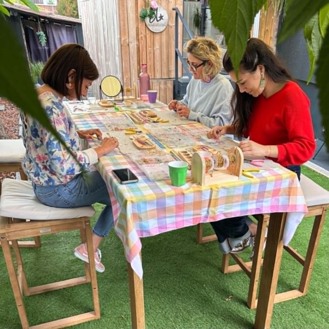 Participantes lors d'un atelier créatif bijoux DEBA CREATION près de Bordeaux