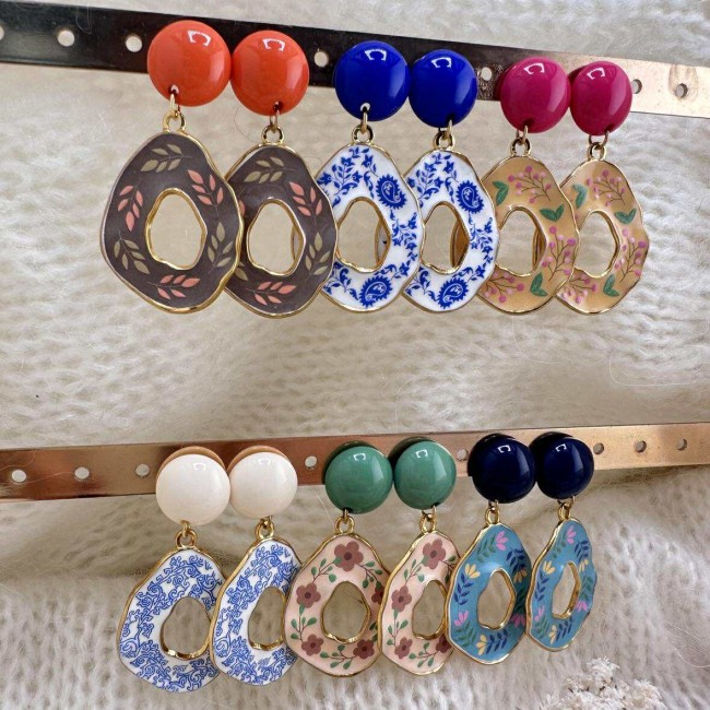 boucles d'oreilles de créateur, gouttes martelées en acier inox doré décorées de motifs floraux, clou d'oreille rond résine coloré assorti, atelier proche de Bordeaux