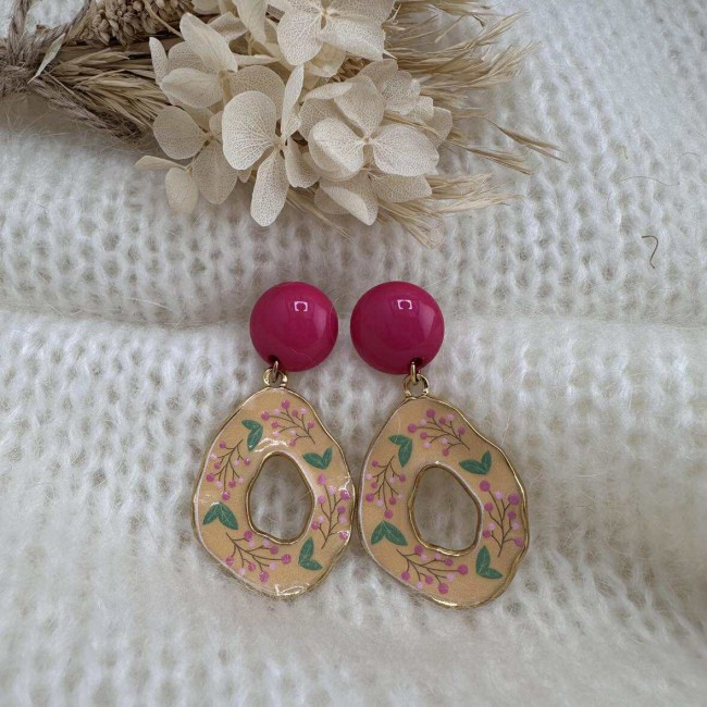 boucles d'oreilles de créateur, gouttes martelées en acier inox doré décorées de motifs floraux, clou d'oreille rond résine coloré assorti, atelier proche de Bordeaux