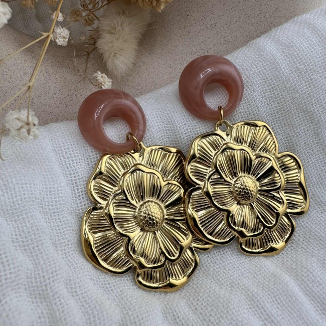 boucles d'oreilles de créateur, pendentif jolie fleur doré, monté sur un clou d'oreille ajouré beige rosé en résine, acier inox, atelier proche de Bordeaux boucles d'oreilles de créateur, pendentif jolie fleur doré, monté sur un clou d'oreille ajouré beige rosé en résine, acier inox, atelier proche de Bordeaux