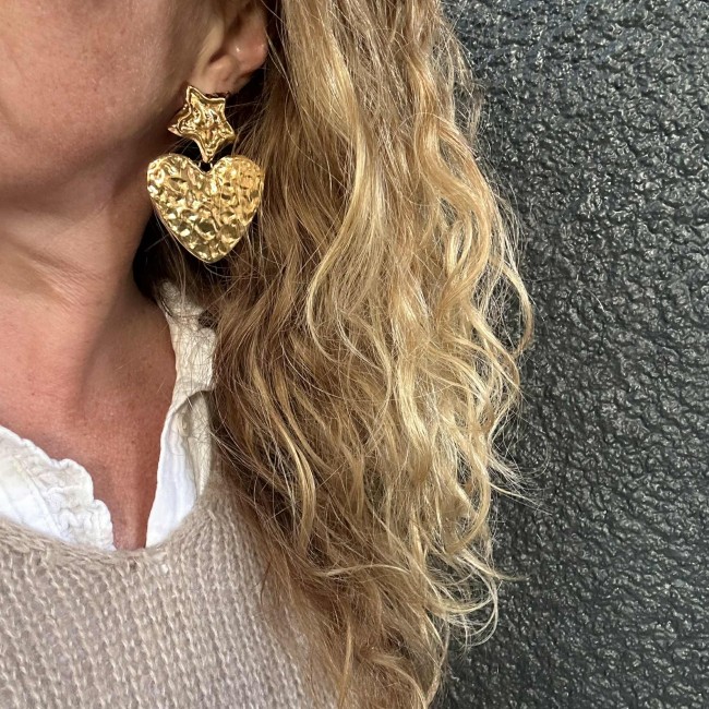 boucles d'oreilles de créateur, acier inoxydable doré, gros pendentif coeur martelé clou d'oreille étoile martelée, portées, atelier proche de Bordeaux boucles d'oreilles de créateur, acier inoxydable doré, gros pendentif coeur martelé clou d'oreille étoile martelée, portées, atelier proche de Bordeaux