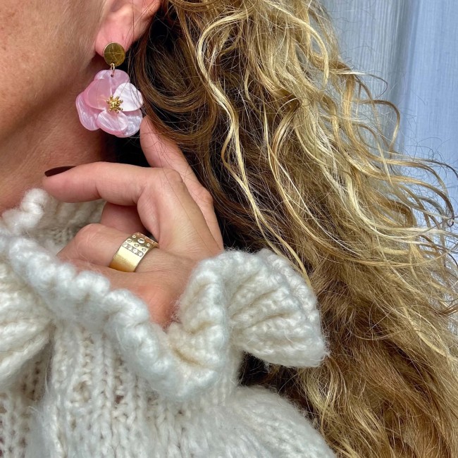Boucles d’oreilles fleurs rose tendre Lena portées à l’oreille avec clou doré – DEBA CREATION