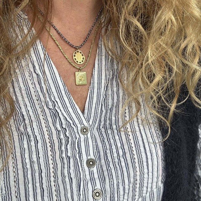 collier de créateur personnalisable, à composer soi-même, bar à colliers,  cordon coton tressé ajustable et pendentifs acier inox au choix, porté, atelier proche de Bordeaux