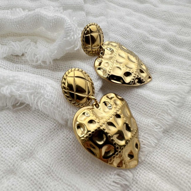 boucles d'oreilles de créateur, acier inox doré, pendentif coeur façon matelassé clou d'oreille rond assorti, atelier proche de Bordeaux boucles d'oreilles de créateur, acier inox doré, pendentif coeur façon matelassé clou d'oreille rond assorti, atelier proche de Bordeaux