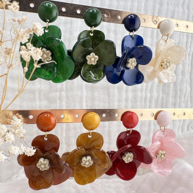 boucles d'oreilles de créateur, pendentif résine jolie fleur en relief en résine colorée clou d'oreille rond assorti acier inox, 8 coloris au choix, atelier proche de Bordeaux