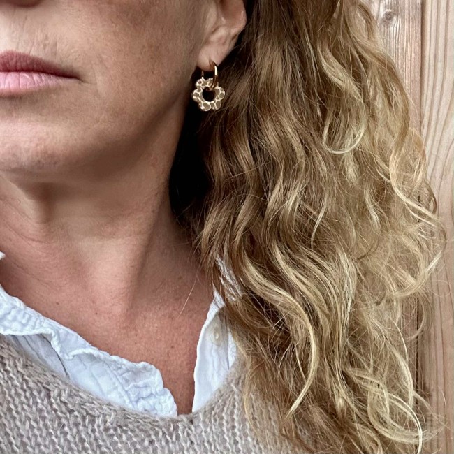 boucles d'oreilles créoles de créateur, pendentif fleur en résine et créoles acier inox doré ou argenté, portées, atelier proche de Bordeaux boucles d'oreilles créoles de créateur, pendentif fleur en résine et créoles acier inox doré ou argenté, portées, atelier proche de Bordeaux