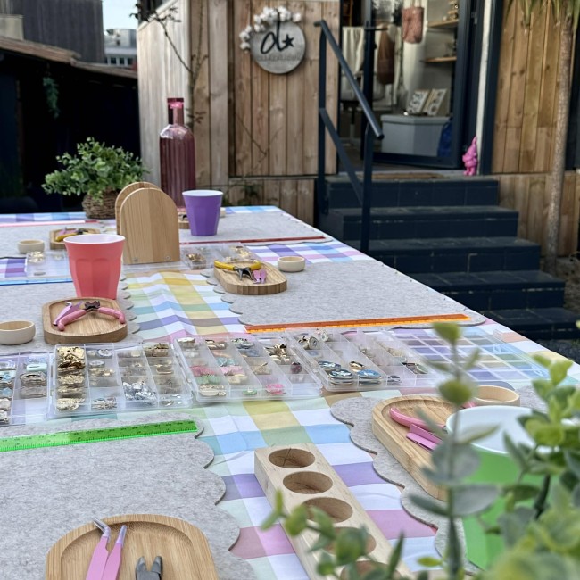 Atelier créatifs de bijoux collier et bague en acier inoxydable doré, proche de Bordeaux, en extérieur