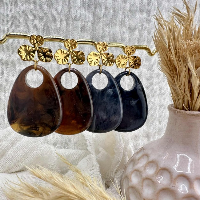 boucles d'oreilles de créateur, pendentif goutte marbrée en résine et clou d'oreille fleur acier inox doré, atelier proche de Bordeaux boucles d'oreilles de créateur, pendentif goutte marbrée en résine et clou d'oreille fleur acier inox doré, atelier proche de Bordeaux