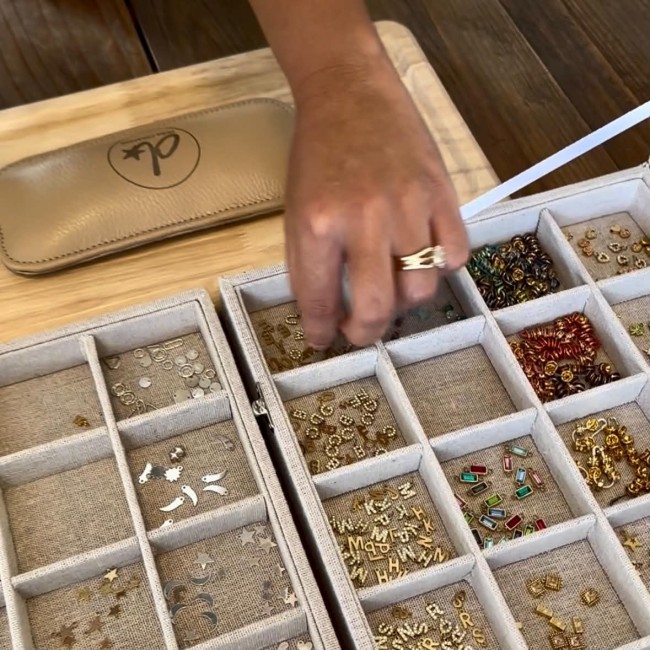 Choix de pampilles et de lettres pour personnaliser un bracelet permanent