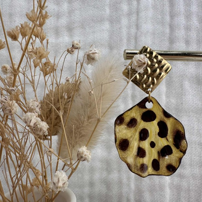 boucles d'oreilles de créateur, pendentif pétale fleur guépard clou d'oreille acier inox doré, atelier proche de Bordeaux boucles d'oreilles de créateur, pendentif pétale fleur guépard clou d'oreille acier inox doré, atelier proche de Bordeaux