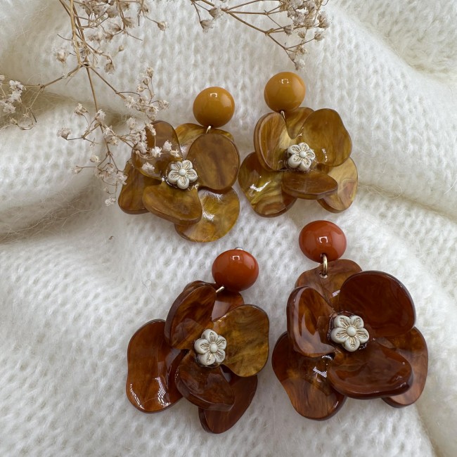 boucles d'oreilles de créateur, pendentif résine jolie fleur en relief en résine colorée clou d'oreille rond assorti acier inox, 8 coloris au choix, ici modèles rouille et moutarde, atelier proche de Bordeaux