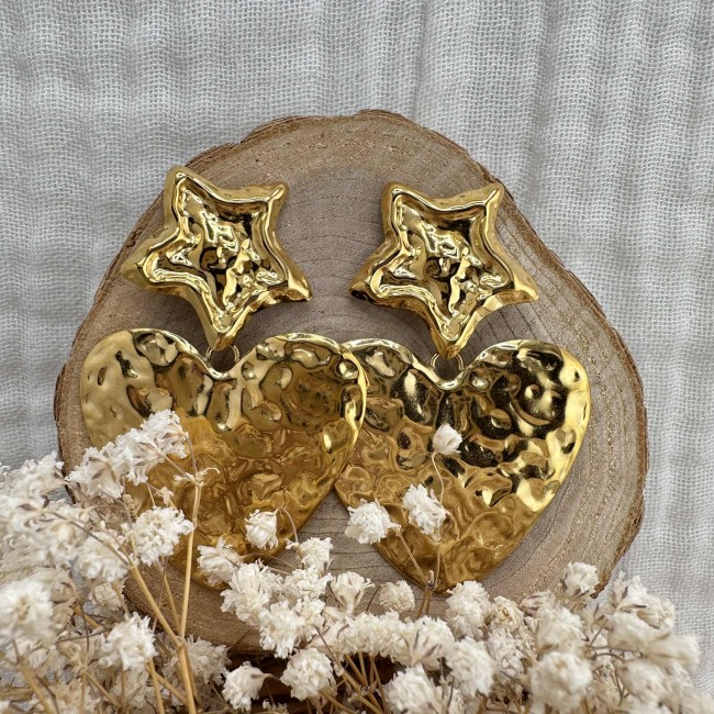 boucles d'oreilles de créateur, acier inoxydable doré, gros pendentif coeur martelé clou d'oreille étoile martelée, atelier proche de Bordeaux boucles d'oreilles de créateur, acier inoxydable doré, gros pendentif coeur martelé clou d'oreille étoile martelée, atelier proche de Bordeaux