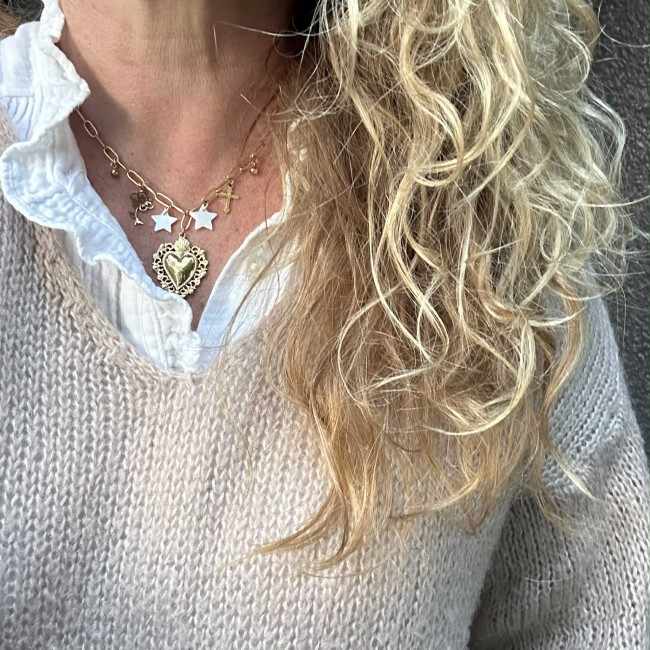 collier créateur, breloques, pampilles et charms, sur chaîne doré, acier inox doré et coloré, ajustable, porté, atelier proche de Bordeaux collier créateur, breloques, pampilles et charms, sur chaîne doré, acier inox doré et coloré, ajustable, porté, atelier proche de Bordeaux