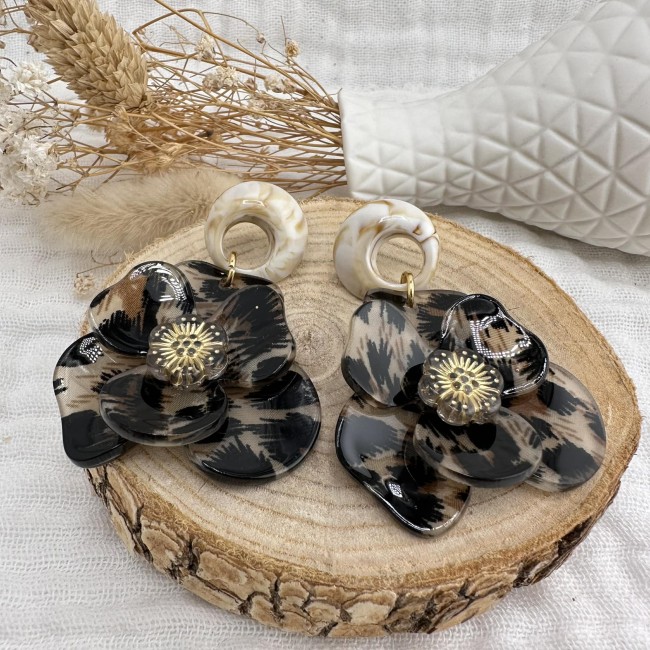boucles d'oreilles de créateur, pendentif résine jolie fleur en relief léopard clou d'oreille rond assorti acier inox, atelier proche de Bordeaux boucles d'oreilles de créateur, pendentif résine jolie fleur en relief léopard clou d'oreille rond assorti acier inox, atelier proche de Bordeaux