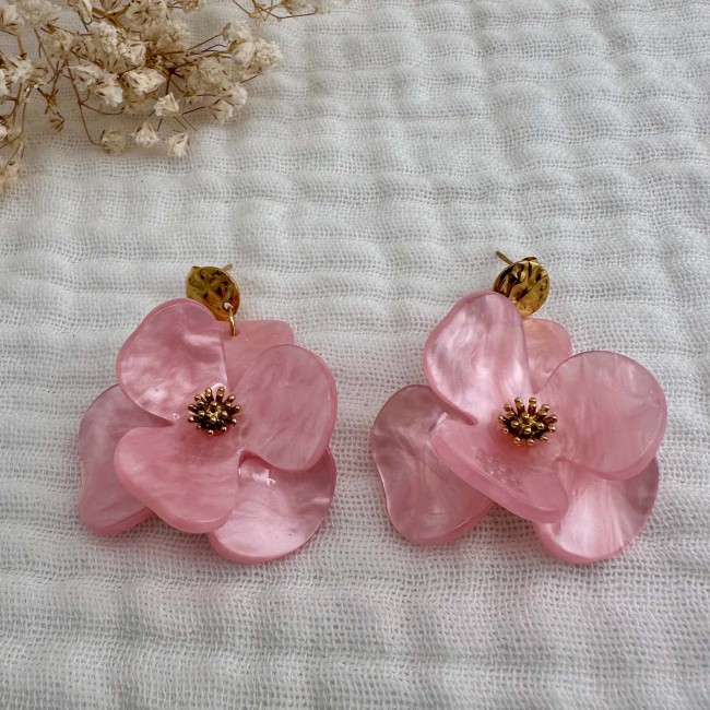 Paire de boucles d’oreilles Iris roses Paire de boucles d’oreilles fleurs rose tendre Iris avec cœur doré et clous martelés sur tissu écru – DEBA CREATION