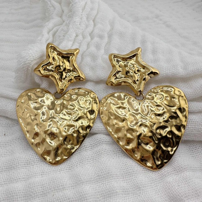 boucles d'oreilles de créateur, acier inoxydable doré, gros pendentif coeur martelé clou d'oreille étoile martelée, atelier proche de Bordeaux boucles d'oreilles de créateur, acier inoxydable doré, gros pendentif coeur martelé clou d'oreille étoile martelée, atelier proche de Bordeaux