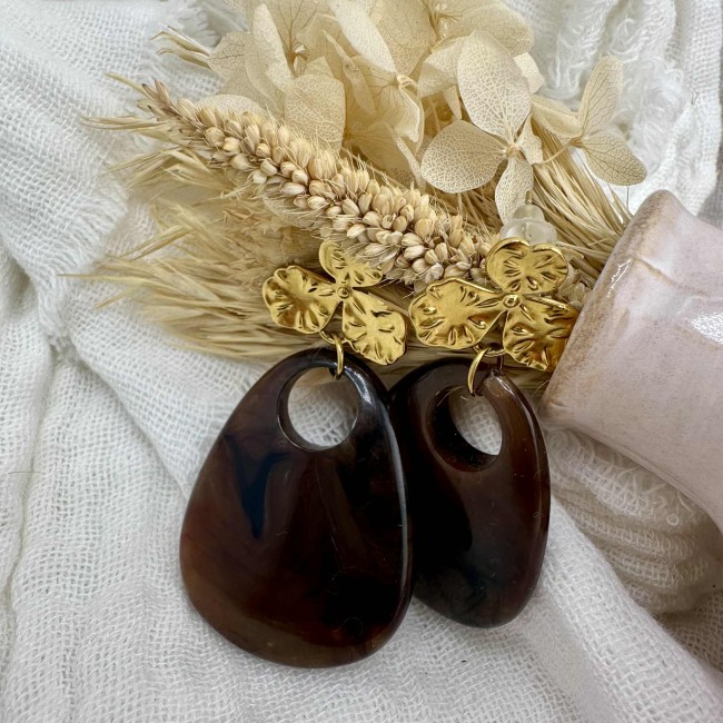 boucles d'oreilles de créateur, pendentif goutte marbrée en résine et clou d'oreille fleur acier inox doré, atelier proche de Bordeaux boucles d'oreilles de créateur, pendentif goutte marbrée en résine et clou d'oreille fleur acier inox doré, atelier proche de Bordeaux