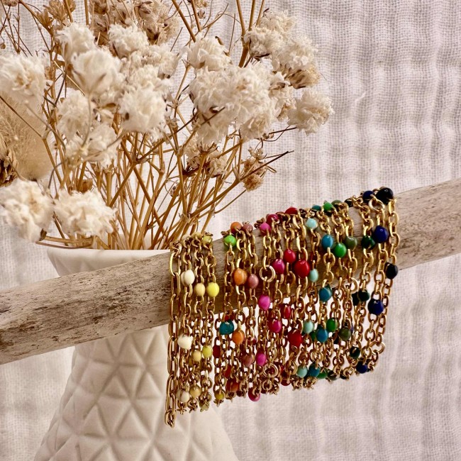 Fines bagues créateur, chaînettes en acier inoxydable doré et gouttes de résine de couleur, atelier proche de Bordeaux Fines bagues créateur, chaînettes en acier inoxydable doré et gouttes de résine de couleur, atelier proche de Bordeaux