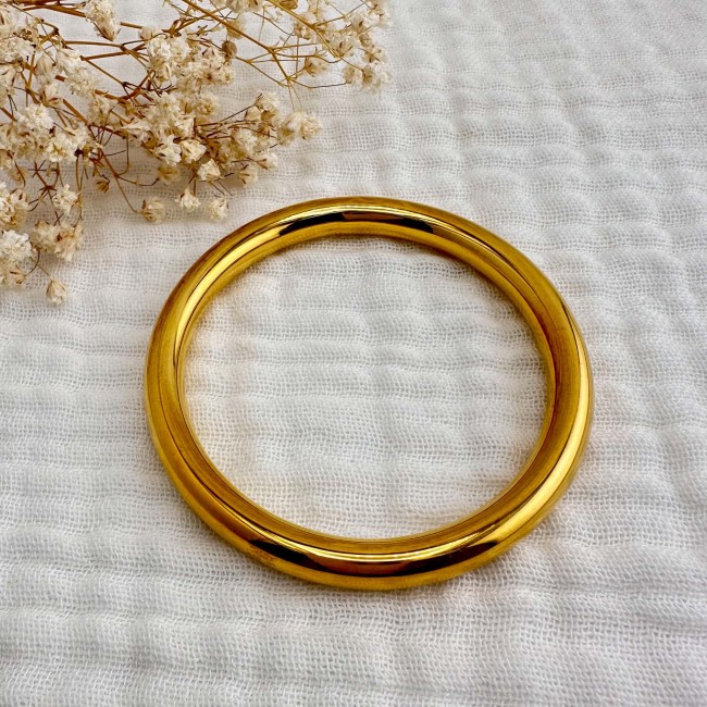 Bracelet jonc doré Yaëlle présenté seul sur un fond écru