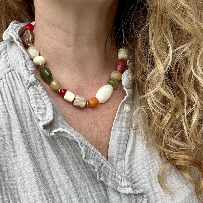 collier de créateur, grosses perles en résine multicolore et acier inox doré, porté, atelier proche de Bordeaux