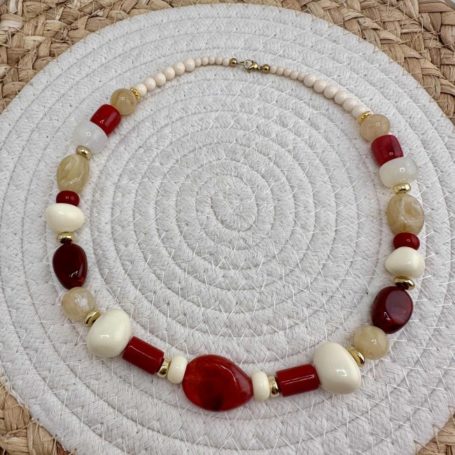 collier de créateur, grosses perles en résine rouge et acier inox doré, atelier proche de Bordeaux