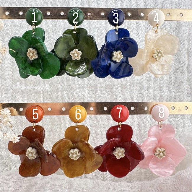 boucles d'oreilles de créateur, pendentif résine jolie fleur en relief en résine colorée clou d'oreille rond assorti acier inox, 8 coloris au choix, atelier proche de Bordeaux