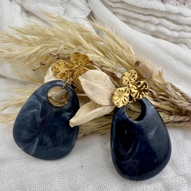 boucles d'oreilles de créateur, pendentif goutte marbrée en résine et clou d'oreille fleur acier inox doré, atelier proche de Bordeaux boucles d'oreilles de créateur, pendentif goutte marbrée en résine et clou d'oreille fleur acier inox doré, atelier proche de Bordeaux