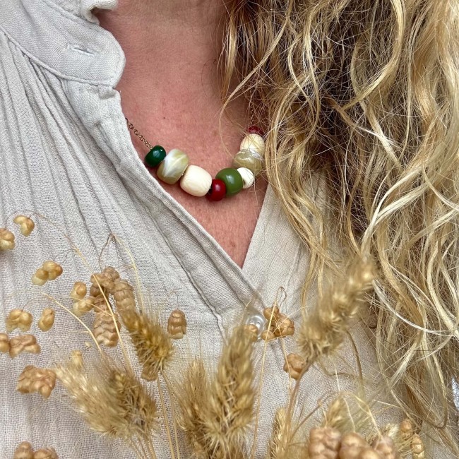 Collier Emma en perles multicolores Collier Emma en perles multicolores aux tons naturels porté sur une chemise écrue – DEBA CREATION