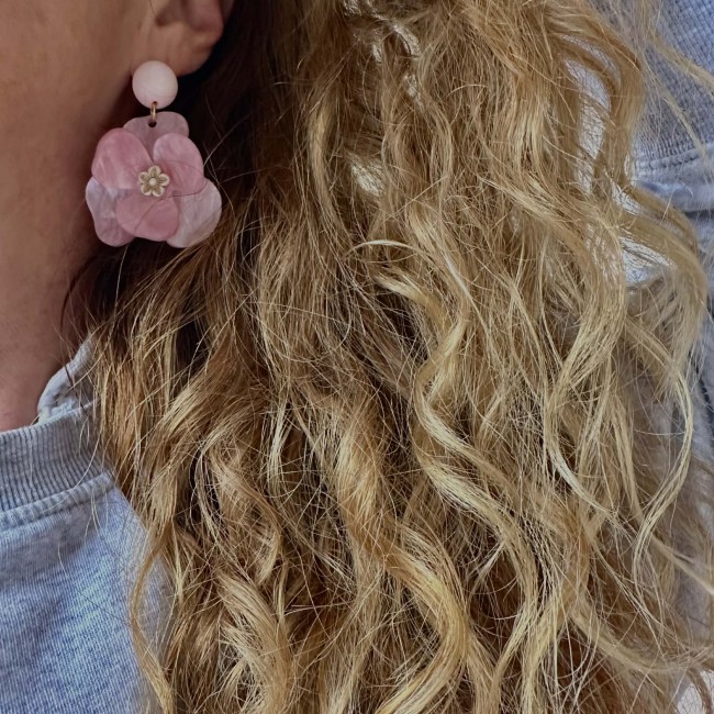 boucles d'oreilles de créateur, pendentif résine jolie fleur en relief en résine colorée clou d'oreille rond assorti acier inox, 8 coloris au choix, ici modèle rose pâle porté, atelier proche de Bordeaux
