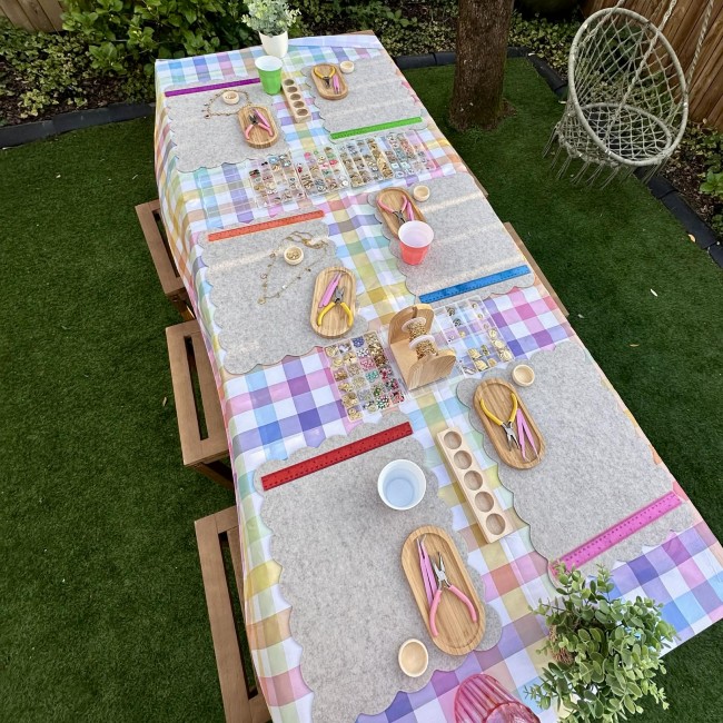 Atelier créatifs de bijoux collier et bague en acier inoxydable doré, proche de Bordeaux, en extérieur, devant de mon atelier à Pessac