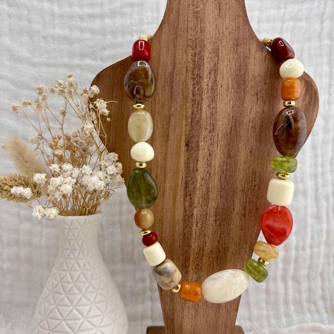 collier de créateur, grosses perles en résine multicolore et acier inox doré, atelier proche de Bordeaux