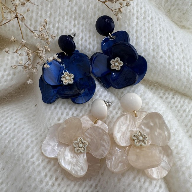 boucles d'oreilles de créateur, pendentif résine jolie fleur en relief en résine colorée clou d'oreille rond assorti acier inox, 8 coloris au choix, ici modèles écru et bleu électrique, atelier proche de Bordeaux