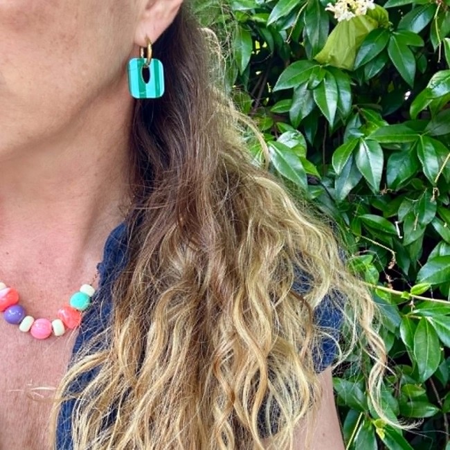 Créoles Capri turquoise rayées en résine portées par une femme