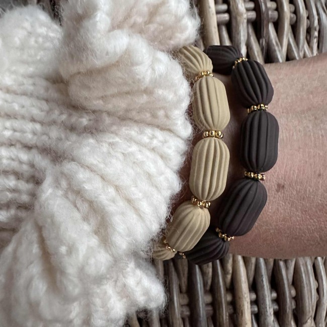 bracelets créateur perles acrylique de couleur striées et rondelles acier inox doré, élastique, portés, atelier proche de Bordeaux bracelets créateur perles acrylique de couleur striées et rondelles acier inox doré, élastique, portés, atelier proche de Bordeaux