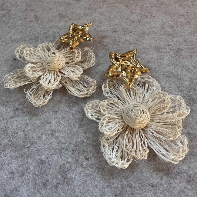 boucles d'oreilles de créateur, fleurs en raphia écru montées sur des clous d'oreilles acier inox doré étoiles martelées, atelier proche de Bordeaux