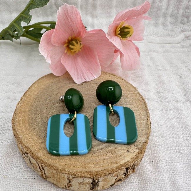 boucles d'oreilles de créateur, carrés colorés et rayés bleu et vert, clou d'oreille rond résine coloré assorti, atelier proche de Bordeaux boucles d'oreilles de créateur, carrés colorés et rayés bleu et vert, clou d'oreille rond résine coloré assorti, atelier proche de Bordeaux
