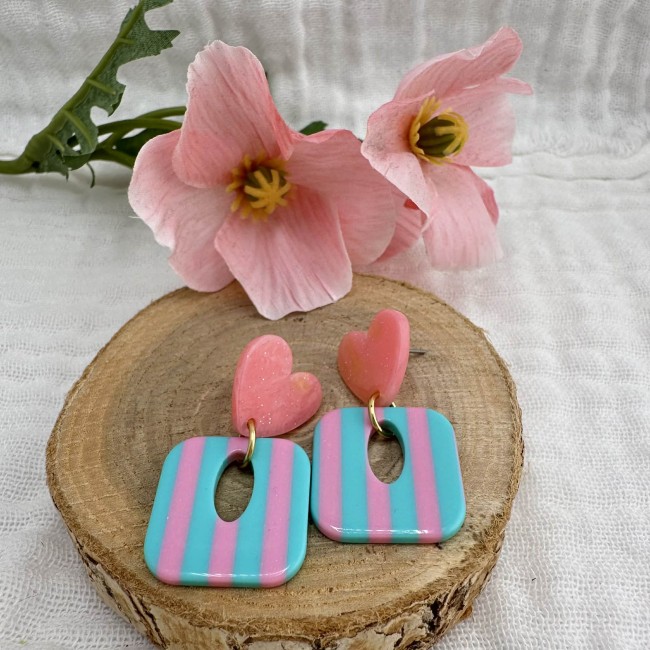boucles d'oreilles de créateur, carrés colorés et rayés turquois et rose, clou d'oreille coeur résine coloré assorti, atelier proche de Bordeaux boucles d'oreilles de créateur, carrés colorés et rayés turquois et rose, clou d'oreille coeur résine coloré assorti, atelier proche de Bordeaux