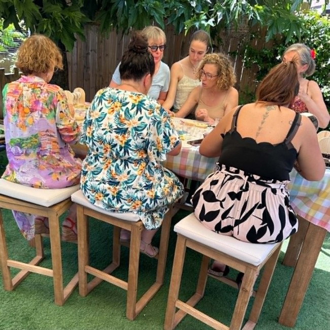 Atelier créatif bijoux convivial entre participantes à Pessac