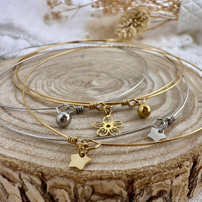 bracelets joncs ultra fins de créateur, fil en acier inoxydable doré ou argenté, mini breloques pampilles fleur, étoile ou perle, atelier proche de Bordeaux bracelets joncs ultra fins de créateur, fil en acier inoxydable doré ou argenté, mini breloques pampilles fleur, étoile ou perle, atelier proche de Bordeaux